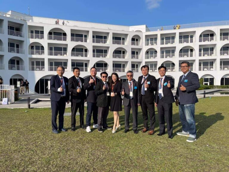 3523 地區社長當選人訓練與會者於白色拱廊建築前合影