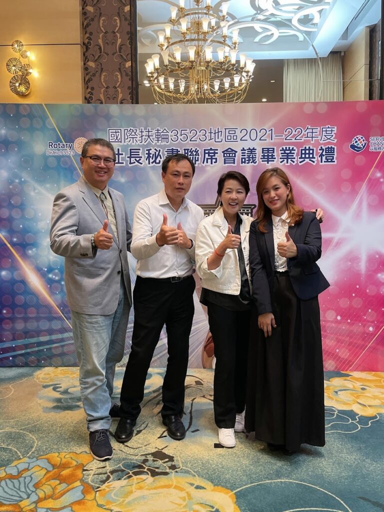 3523 地區社長秘書聯席會議畢業典禮與地區夥伴合影