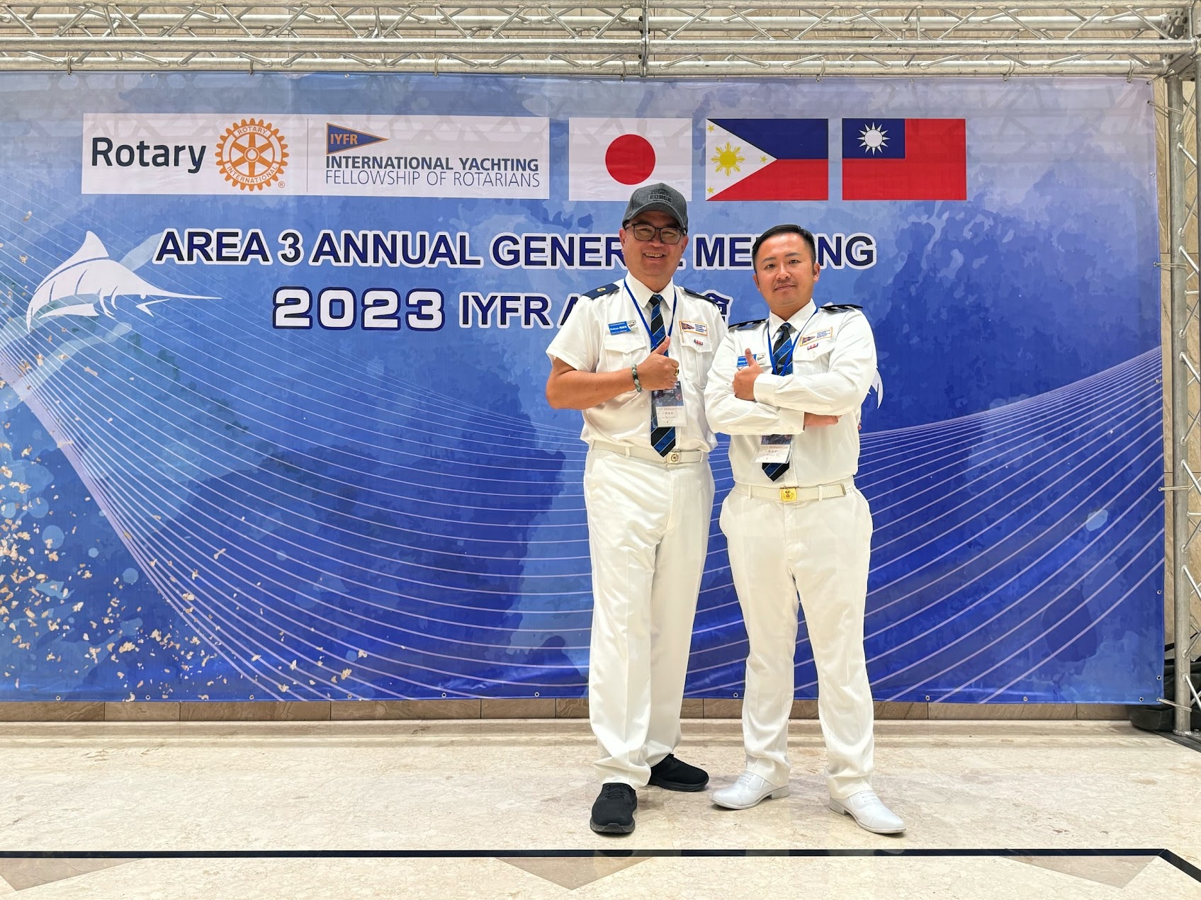 2023 IYFR Area 3 年會會場布條前合影,布條載明 AREA 3 ANNUAL GENERAL MEETING、2023 IYFR A3 區年會,並列 Rotary 與 IYFR 標誌及日本、菲律賓、中華民國國旗