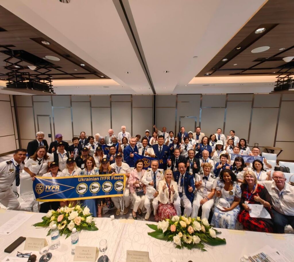 IYFR 國際年會全體與會者合影，前排展開 Ukrainian IYFR Fleets／IYFR Region Ukraine 橫幅，含 2019、2020、2020、2021 授證徽記