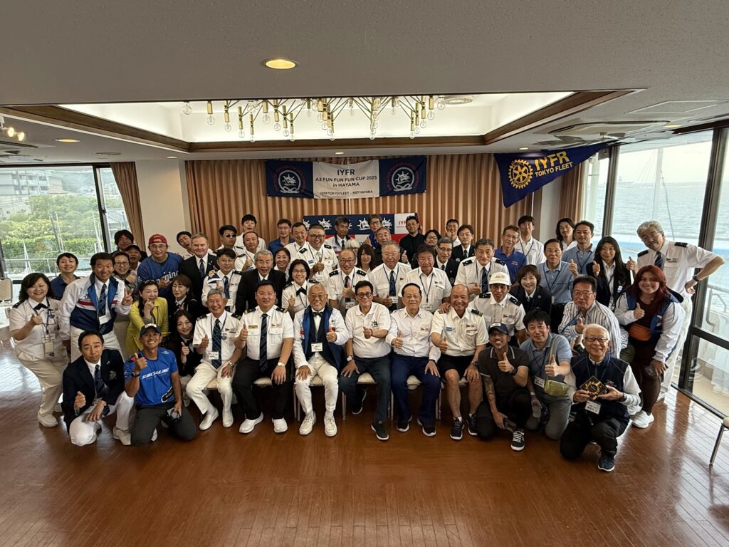 IYFR A3 FUN FUN FUN CUP 2025 in HAYAMA 會場全體合影，背景懸掛 IYFR TOKYO FLEET 隊旗與活動橫幅