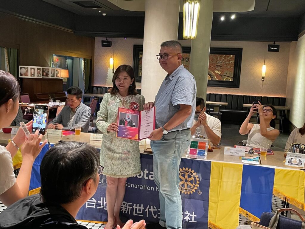 國際扶輪 3523 地區總監 Stella 頒授地區職務聘書現場，周端政獲聘青少年保護委員會副主委