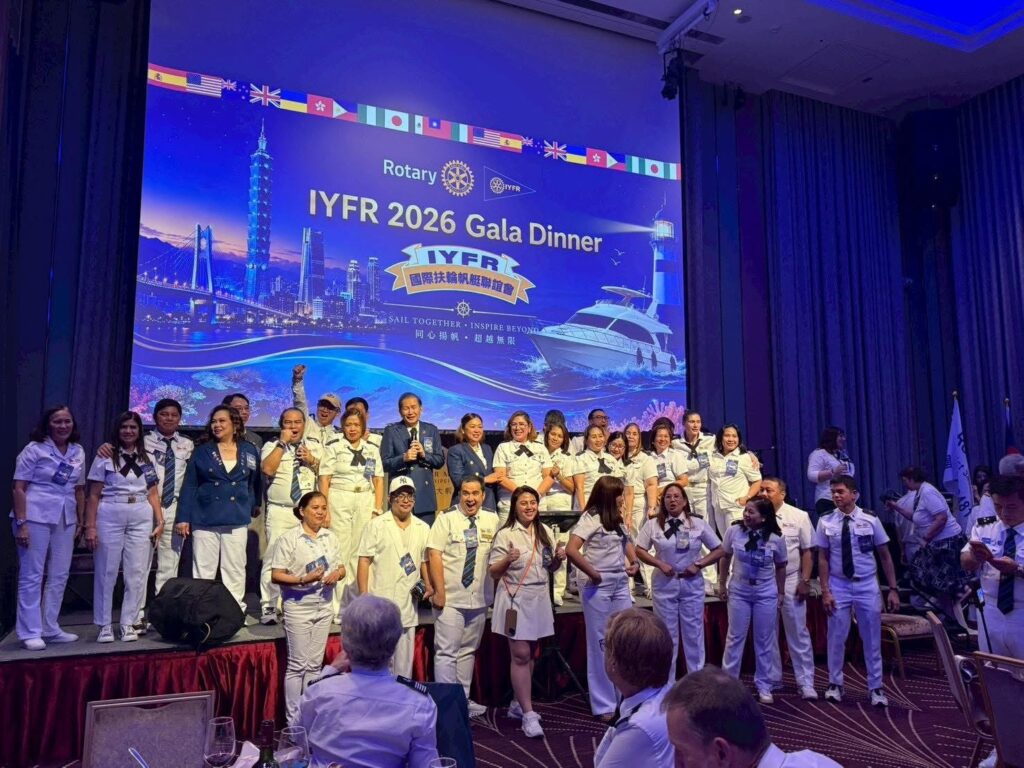 2026 IYFR Gala Dinner 國際成員於舞台上團體合照