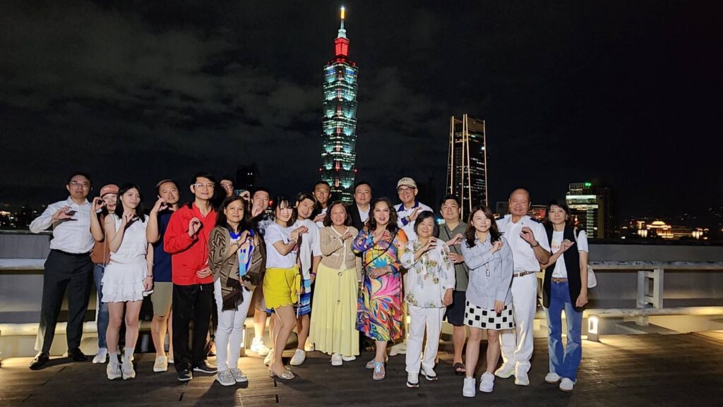 IYFR 成員於台北 101 夜景前團體合照