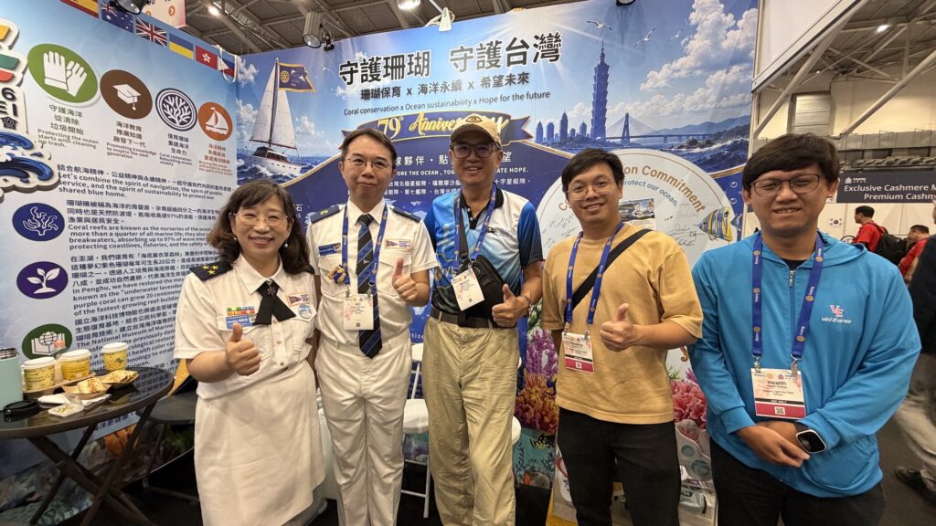 Nelson Chou 與夥伴於扶輪年會 IYFR 珊瑚保育攤位合照