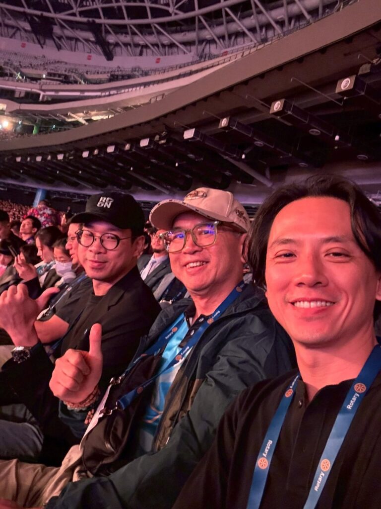 2026 國際扶輪世界年會台北開幕式，周端政以新世代社友身分與社友於場館合影