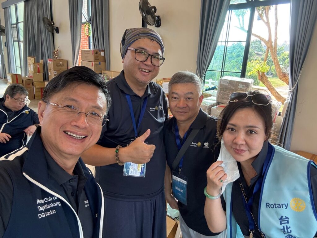 國際扶輪 3523 地區泰北義診國際服務計畫，物資整備現場團隊合影