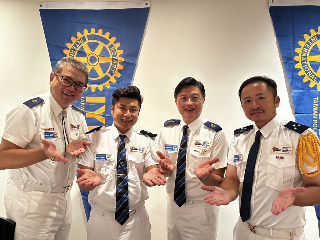 IYFR 台灣支隊幹部手持扶輪與 IYFR 旗幟合照