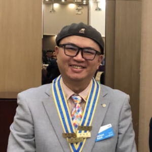 周端政於扶輪聯合例會佩掛社長職章與綬帶正面照