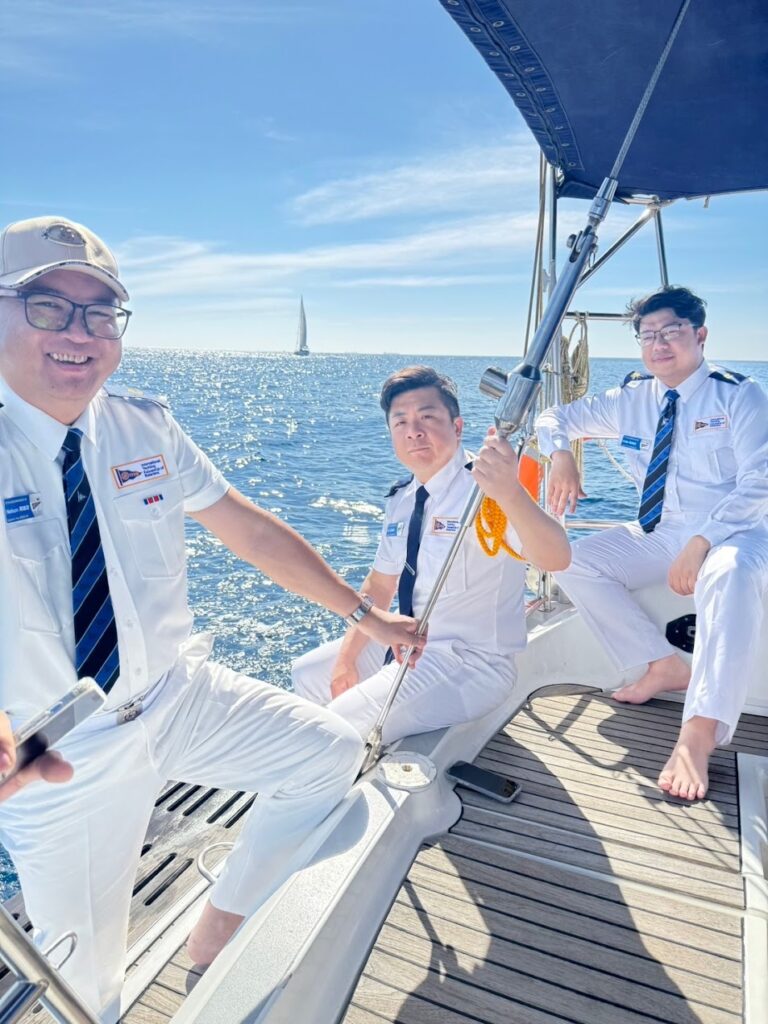 Nelson Chou 與 IYFR 會員在遊艇甲板出海航行