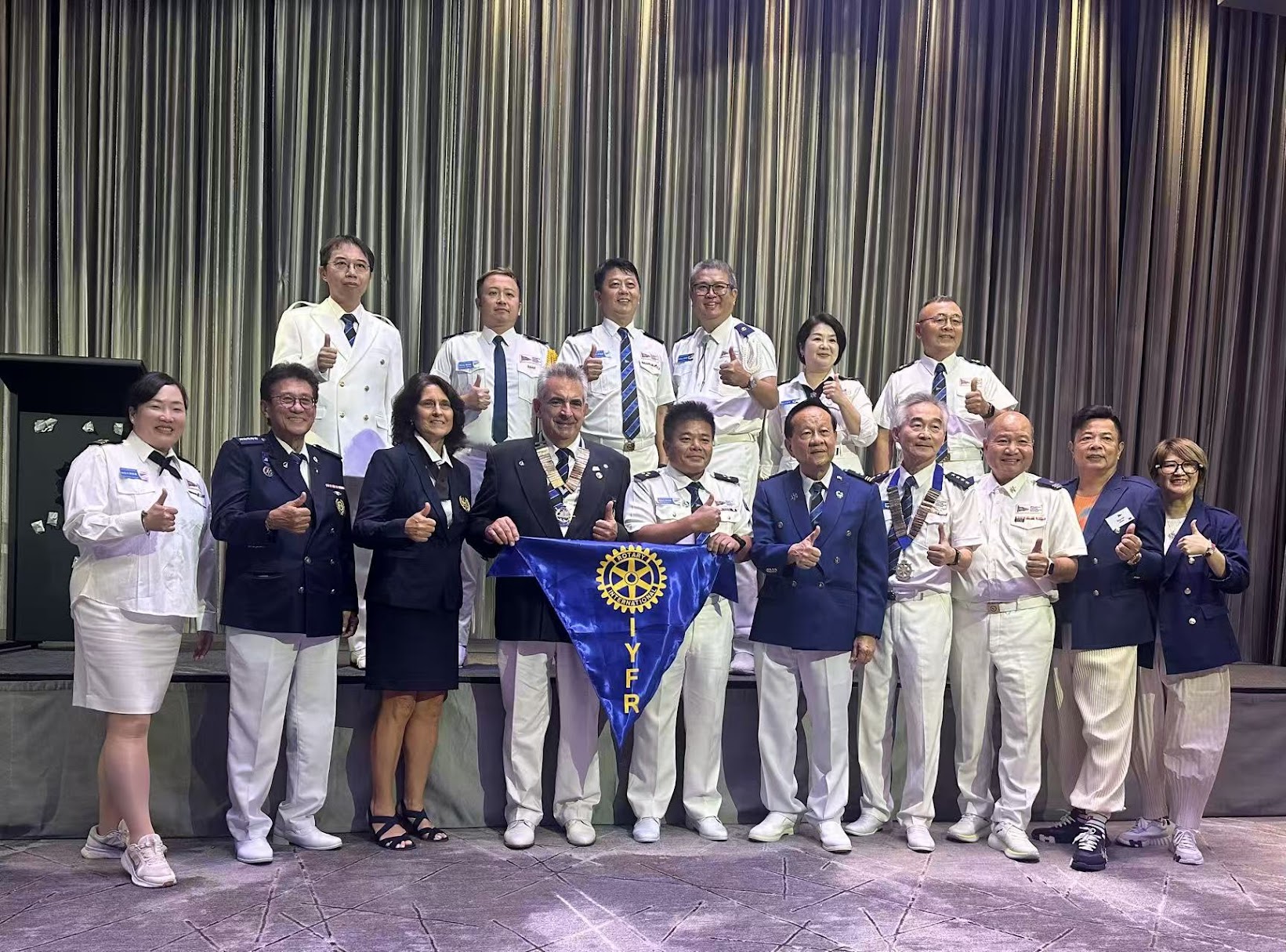 Nelson Chou 與國際 IYFR 幹部及各地 Fleet 成員合影