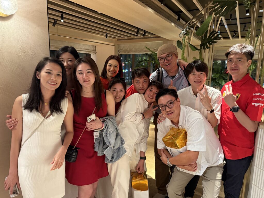 台北市新世代扶輪社社友聯誼合影，手持金色禮盒