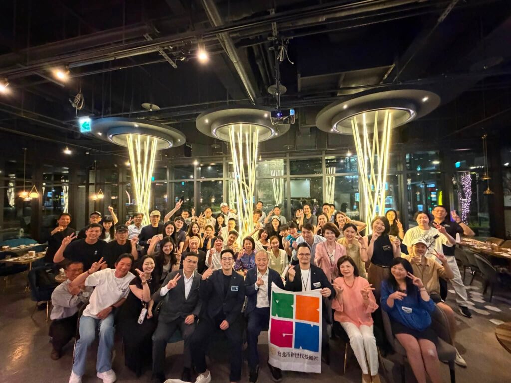 台北市新世代扶輪社 2026 年度首敲之夜全社大合影，成員舉社旗