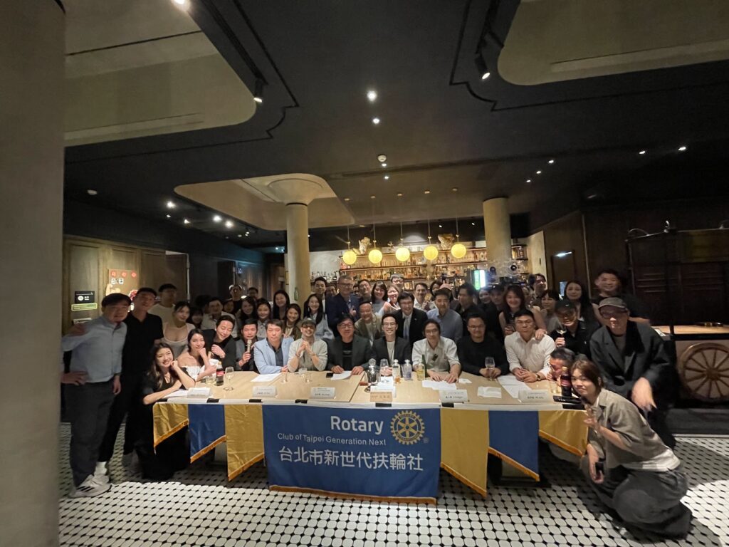 台北市新世代扶輪社例會現場，地區聘書頒授之夜主桌