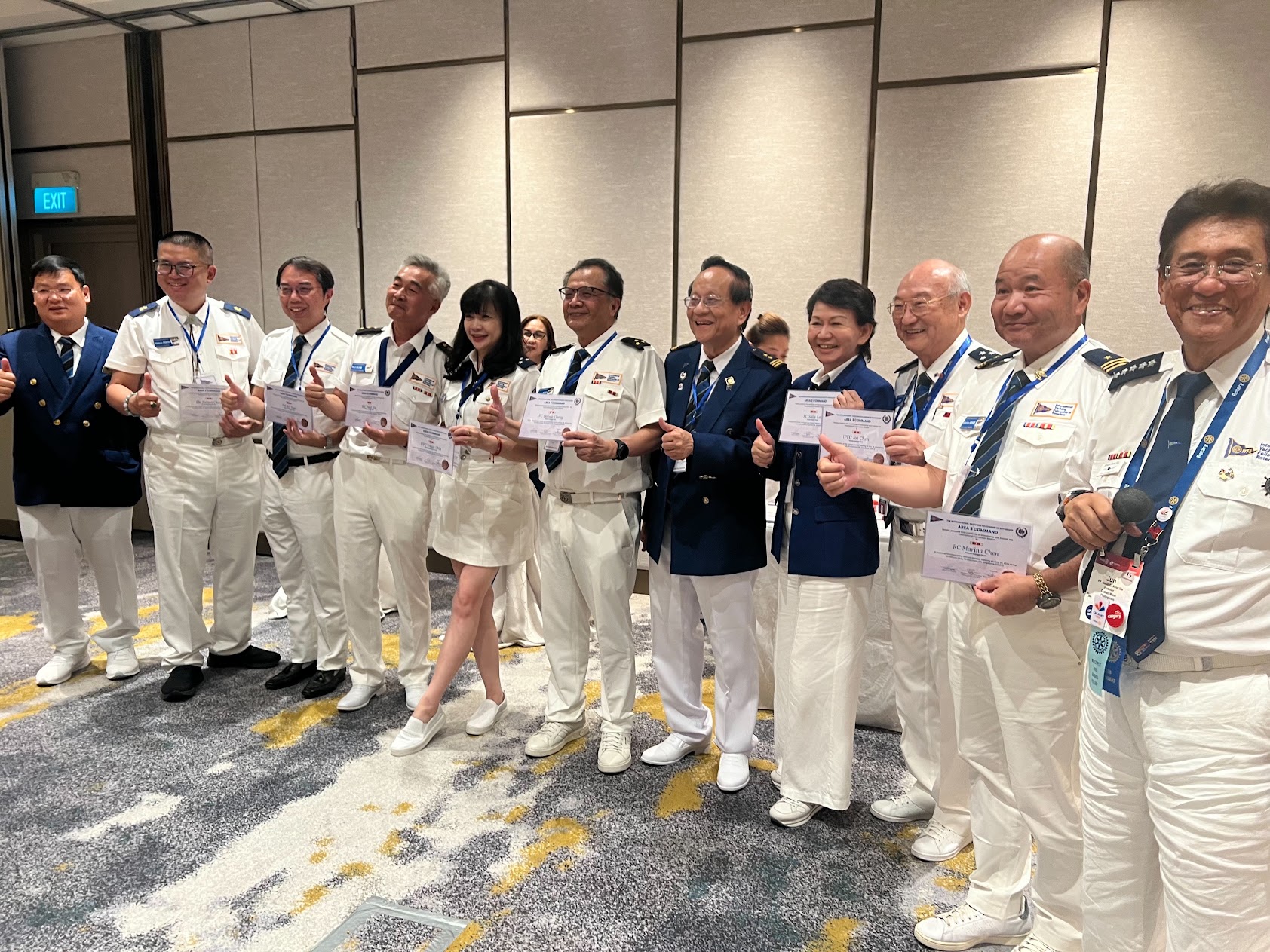 IYFR 活動中的白色短袖制服、肩章與識別配件