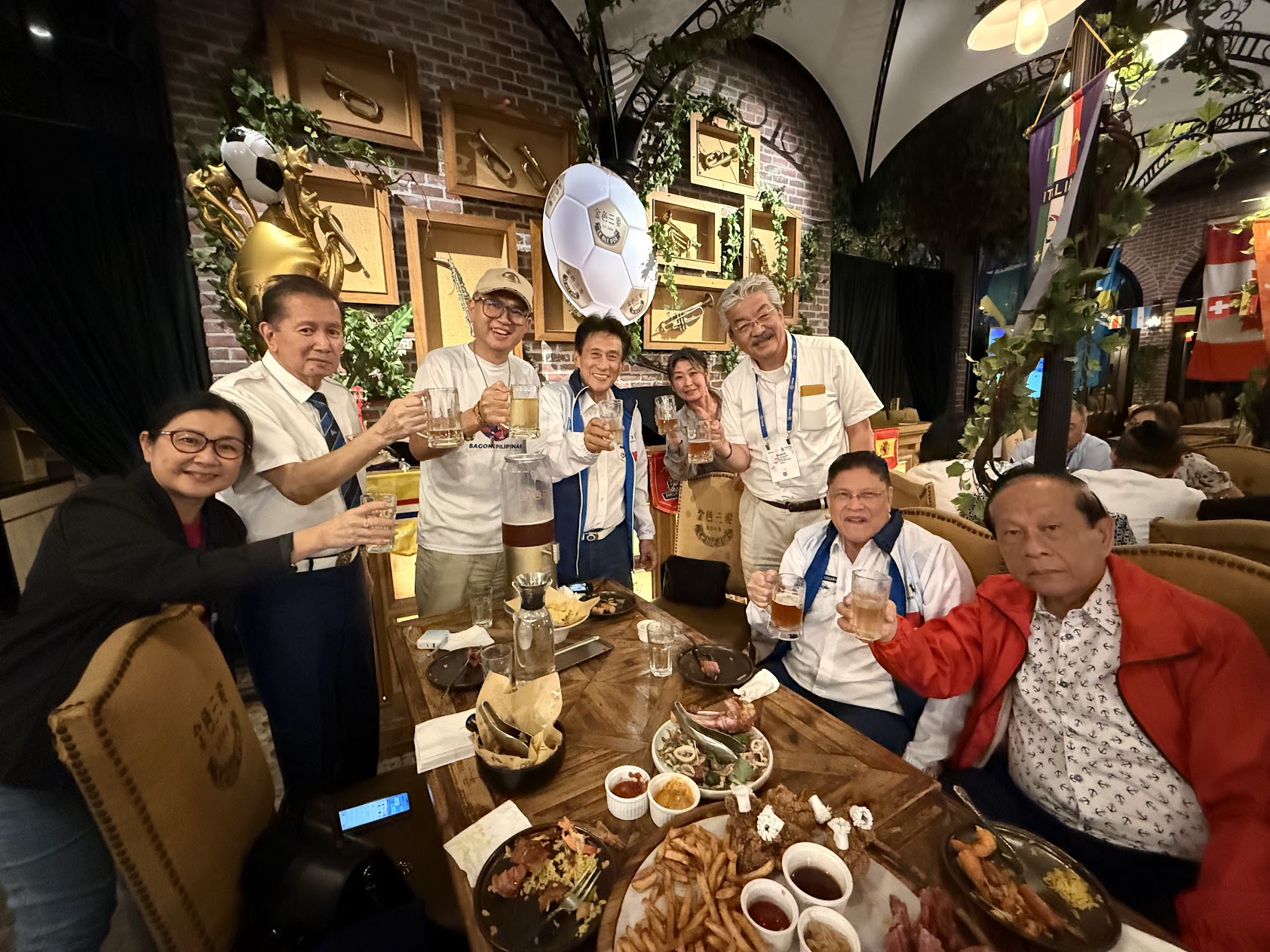 IYFR 2026 國際年會 Welcome Dinner 聚餐合影，International Commodore、Area 3 幹部與會員穿著制服、活動服及休閒服裝
